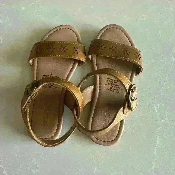 Old Navy Sandals for toddlers - Picture 2 of 3